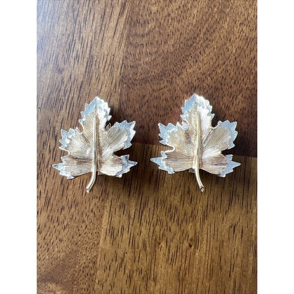 Pair Of Gold/Silver Tone Maple Leaf ClipOn Earrings And Matching Lapel Pin - Picture 4 of 8
